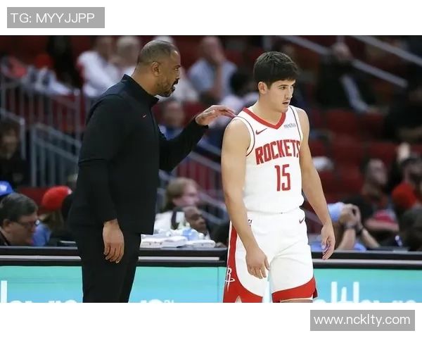 姚明亲自开球点燃全场热情篮球迷欢呼声此起彼伏 姚明亲自开球点燃全场热情篮球迷欢呼声此起彼伏