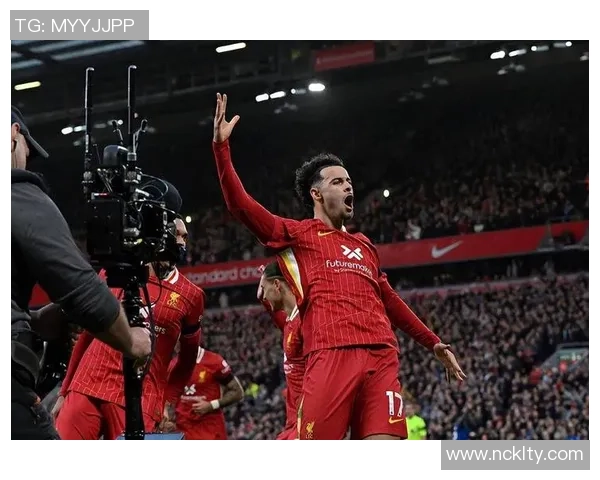 英超激战：里昂逆转利物浦神奇扑救引发争议判罚全场沸腾